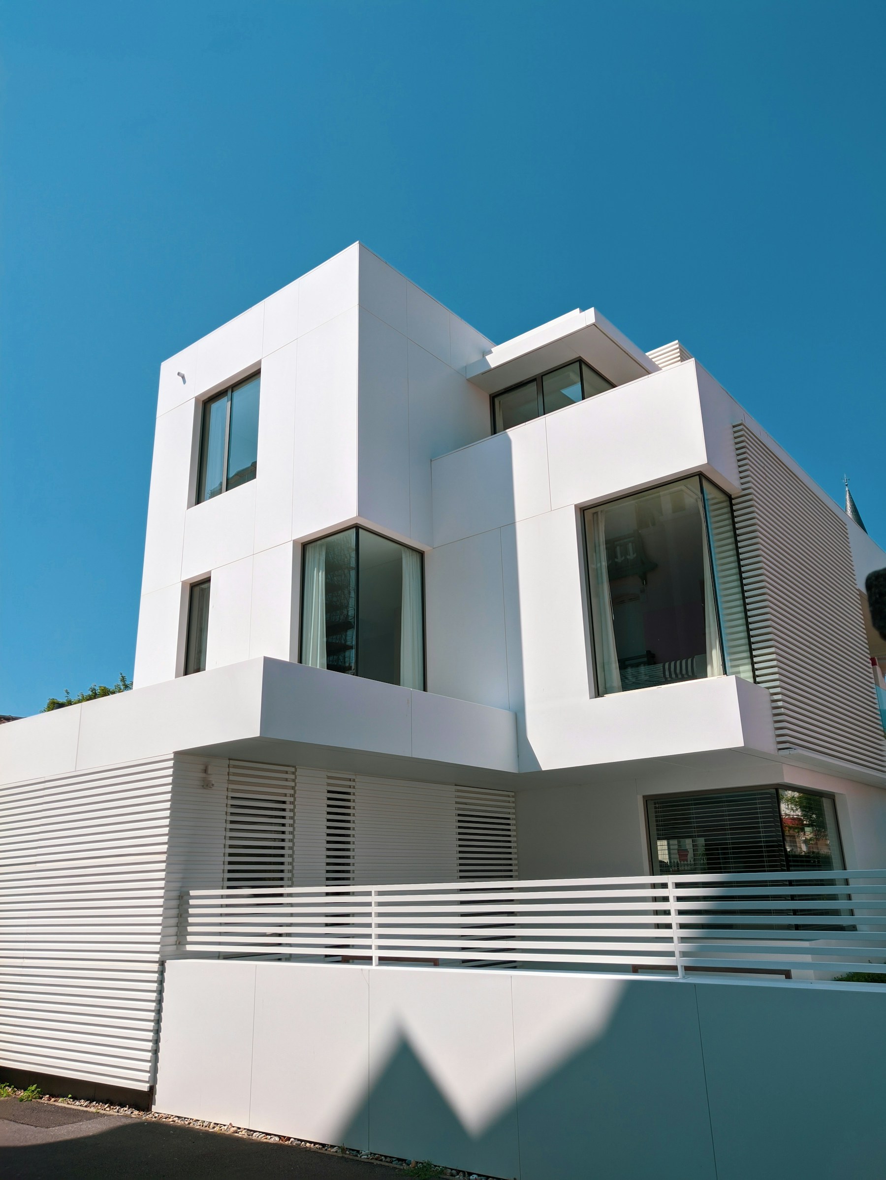 Modern white building used as inspiration for the Solstice painting website concept